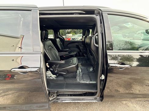 Used 2025 Chrysler Pacifica Limited FWD image 29