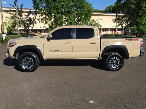 Used 2020 Toyota Tacoma TRD Off-Road AWD/4WD image 3
