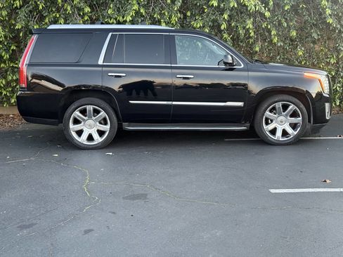 Used 2015 Cadillac Escalade Luxury image 7