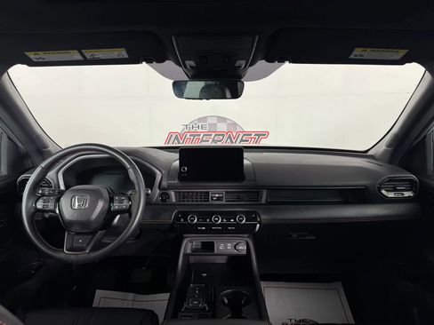 Used 2025 Honda Pilot TrailSport image 11