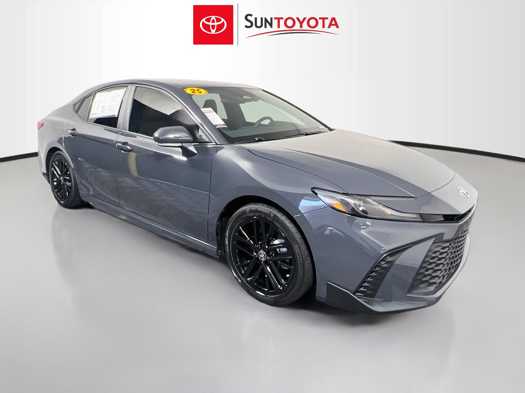 Used 2025 Toyota Camry SE FWD image 1