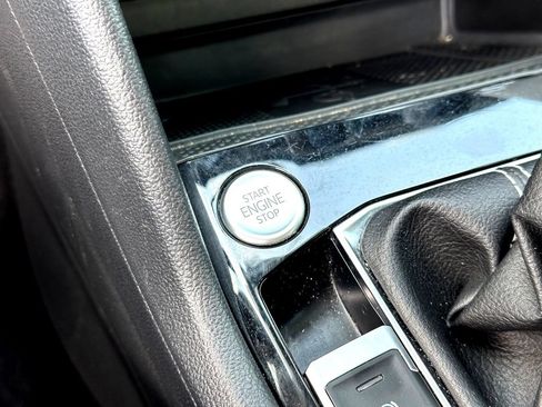 Used 2023 Volkswagen Taos SE w/ Panoramic Sunroof Package FWD image 20