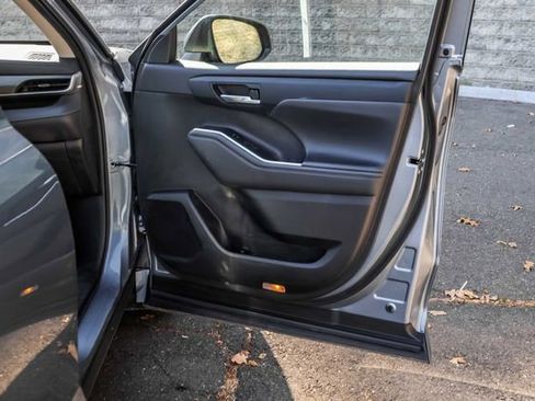 Used 2022 Toyota Highlander XLE AWD/4WD image 16