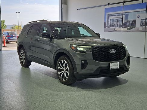 Used 2025 Ford Explorer ST-Line AWD/4WD image 2