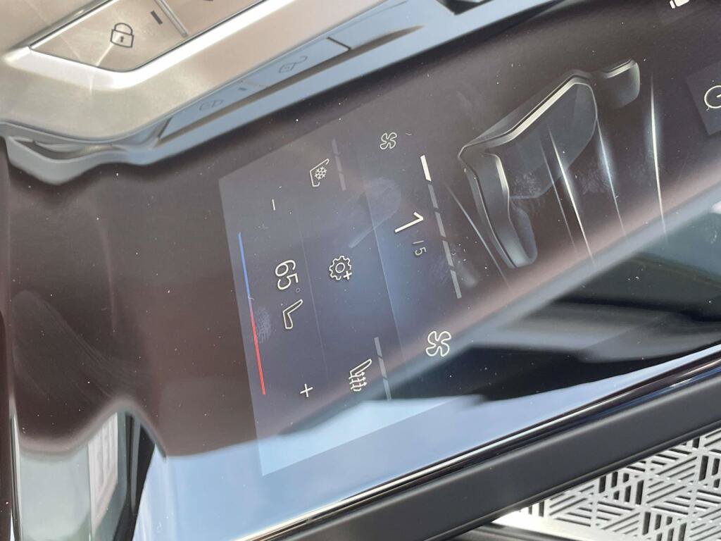 Used 2023 BMW i7 xDrive60 AWD/4WD image 16