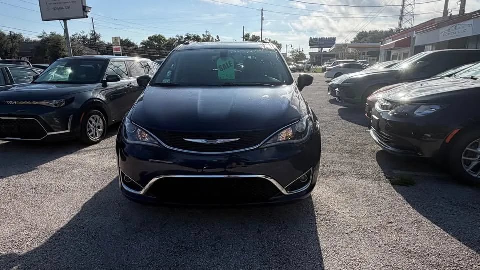 Used 2017 Chrysler Pacifica Touring-L FWD image 1