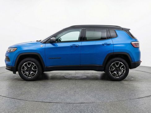 Used 2025 Jeep Compass Trailhawk image 5