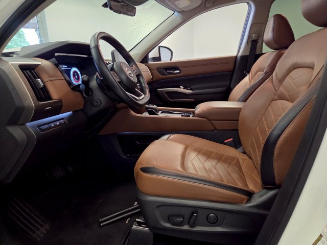 Used 2024 Nissan Pathfinder Platinum AWD/4WD image 19