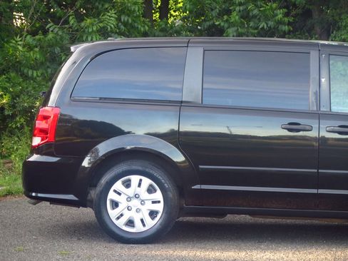 Used 2015 Dodge Grand Caravan American Value Package w/ UConnect Hands-Free Group FWD image 11