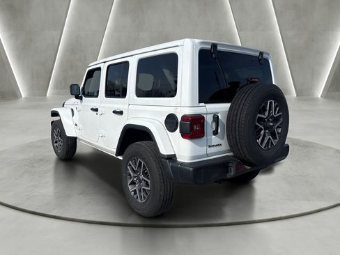 Used 2025 Jeep Wrangler Unlimited Sahara AWD/4WD image 5