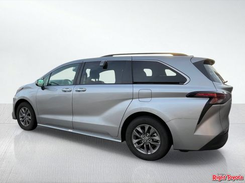 Certified 2024 Toyota Sienna XLE FWD image 3