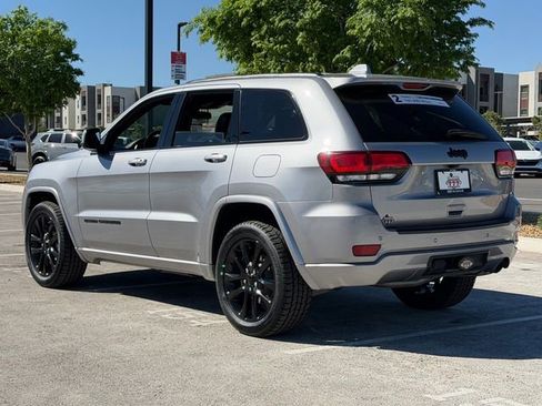 Used 2021 Jeep Grand Cherokee Laredo X image 3