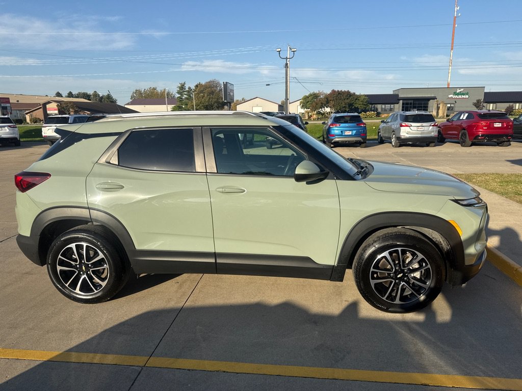 Used 2025 Chevrolet TrailBlazer LT w/ LT Cold Weather Package FWD image 4