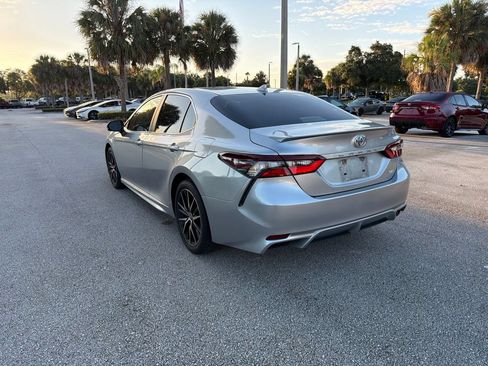 Used 2021 Toyota Camry SE FWD image 3