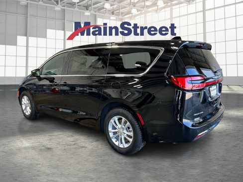 New 2026 Chrysler Pacifica Select image 3