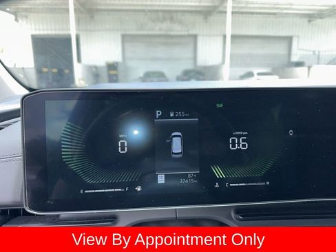 Used 2025 Kia Carnival FWD image 2
