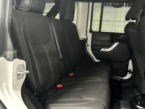 Used 2016 Jeep Wrangler Unlimited Rubicon w/ Connectivity Group AWD/4WD image 30