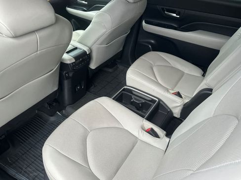 Used 2025 Toyota Grand Highlander AWD image 4