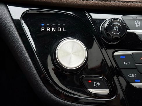 Used 2017 Chrysler Pacifica Limited image 68