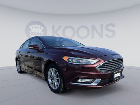 Used 2017 Ford Fusion SE w/ Fusion SE Technology Package image 10