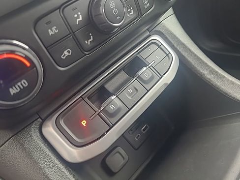 Used 2023 GMC Acadia SLT image 24