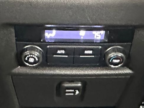 Used 2020 Chevrolet Traverse LT image 25