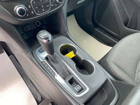 Used 2018 Chevrolet Equinox LT FWD image 16