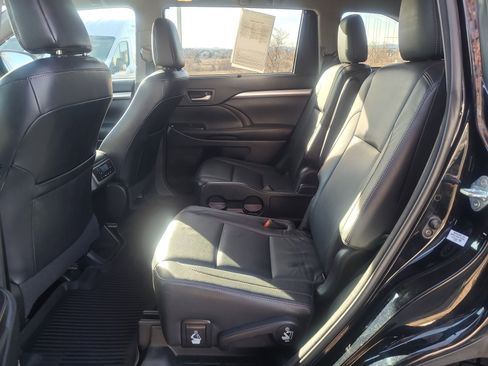 Used 2018 Toyota Highlander XLE image 17