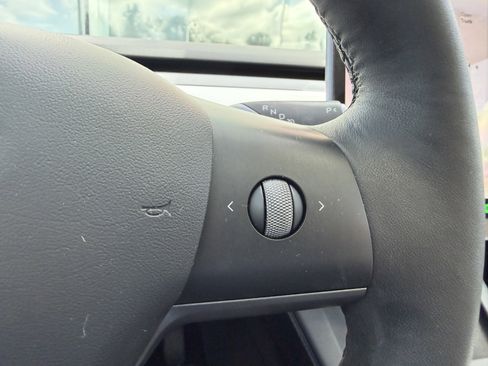 Used 2022 Tesla Model Y Long Range image 33