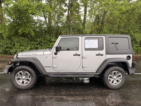 Used 2017 Jeep Wrangler Unlimited Rubicon w/ Connectivity Group AWD/4WD image 6