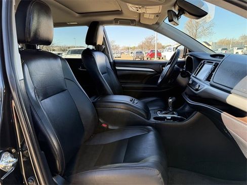 Used 2019 Toyota Highlander XLE image 31
