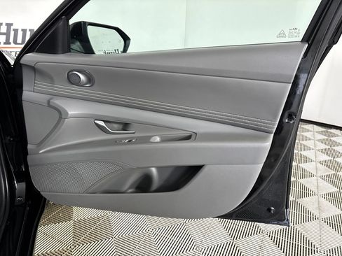 Used 2025 Hyundai Elantra SEL FWD image 29