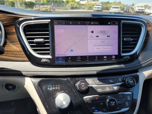 Used 2023 Chrysler Pacifica Limited FWD image 30