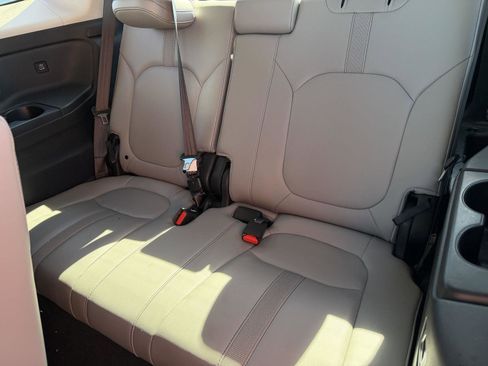 Used 2023 Honda Pilot Touring image 9