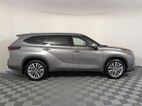 Used 2025 Toyota Highlander Platinum image 4