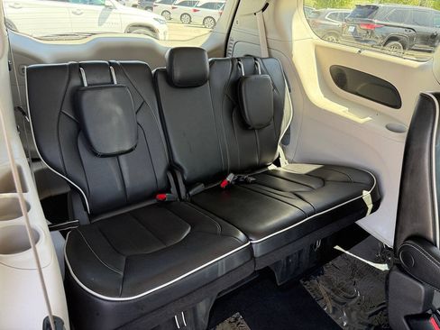 Used 2023 Chrysler Pacifica Limited FWD image 22