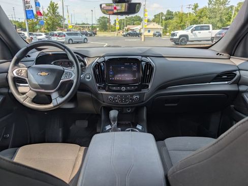 Used 2023 Chevrolet Traverse LT FWD image 11
