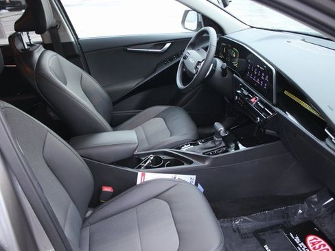 Used 2023 Kia Niro EX image 26