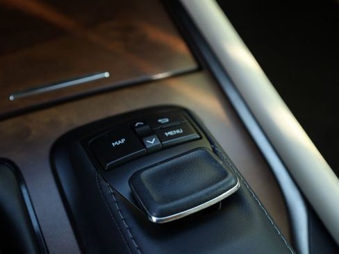 Used 2021 Lexus LX 570 4WD w/ 3rd Row & Luxury Pkg image 28