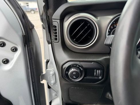 Used 2023 Jeep Gladiator Sport image 12