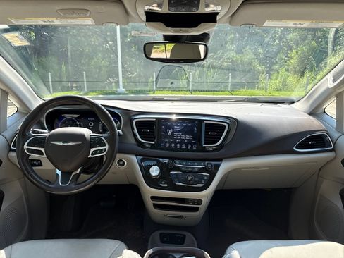 Used 2019 Chrysler Pacifica Touring-L w/ Advanced Safetytec Group FWD image 16
