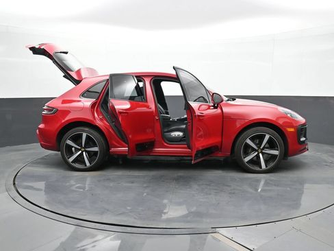 Certified 2022 Porsche Macan AWD/4WD image 36