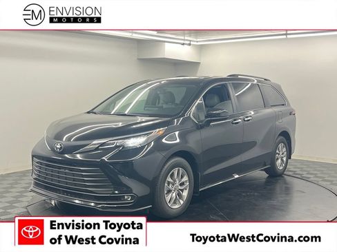 Used 2026 Toyota Sienna XLE FWD image 1