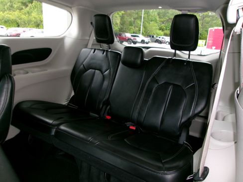 Used 2024 Chrysler Pacifica Touring-L FWD image 18