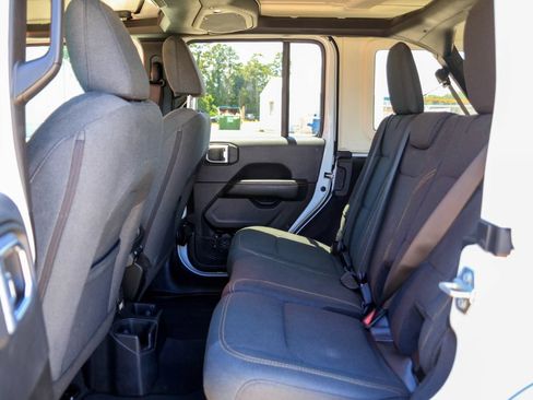 Used 2025 Jeep Wrangler Unlimited Sahara AWD/4WD image 9