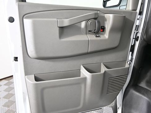 Used 2017 Chevrolet Express 3500 RWD image 17