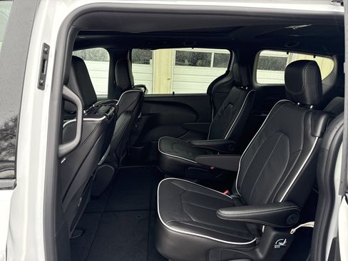 New 2026 Chrysler Pacifica Limited image 17