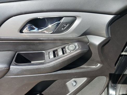 Used 2018 Chevrolet Traverse LT image 18