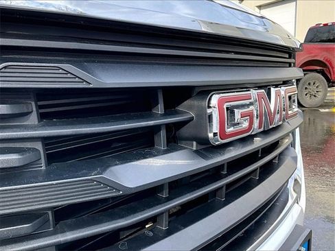 Used 2023 GMC Terrain SLE w/ Driver Convenience Package image 30