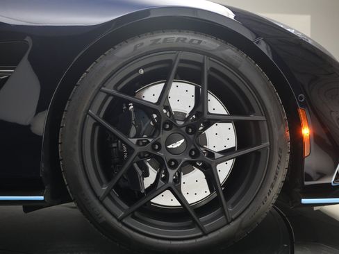 Used 2025 Aston Martin Vanquish RWD image 31